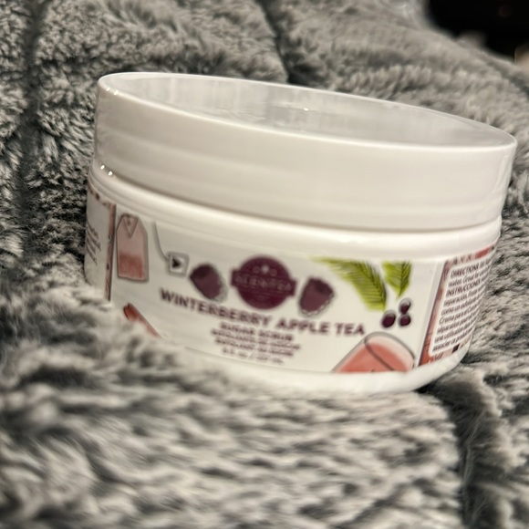 Scentsy Winterberry Apple Tea Sugar Scrub - Picture 3 of 3